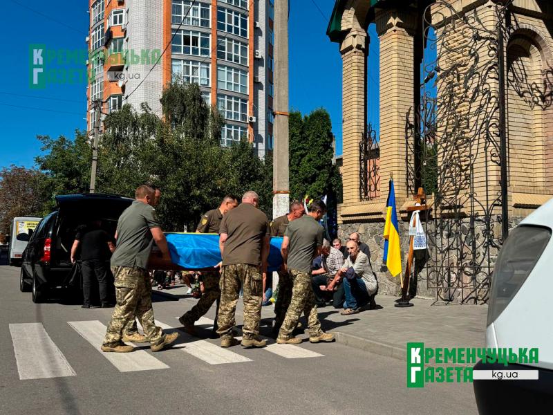 До останнього жевріла надія: у Кременчуці провели в останню путь воїна Андрія Кондратенка