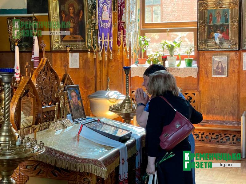 «Буду чекати його все життя»: у Кременчуці попрощалися із захисником Олександром Фроловим, який понад півтора року вважався безвісти зниклим