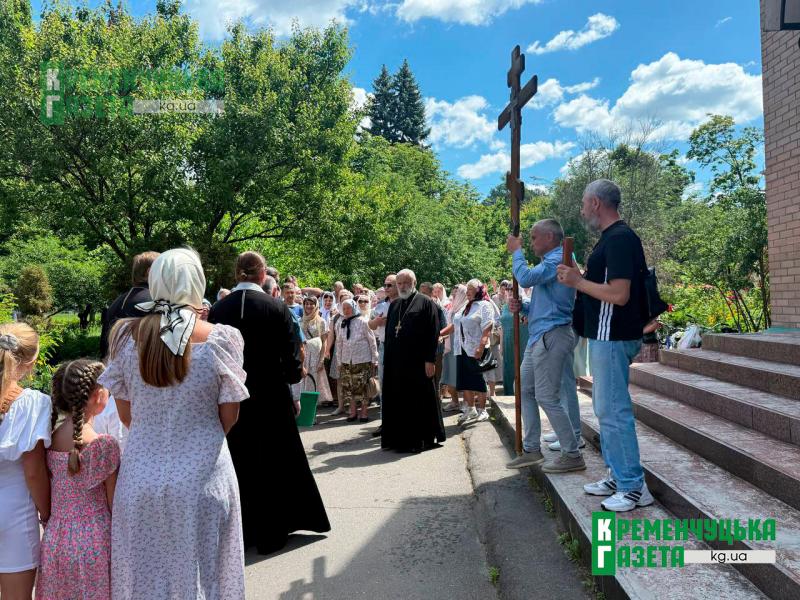 Нова спроба хресного ходу? Чому представники УПЦ знову прийшли під стіни Свято-Троїцького храму та чим це закінчилося