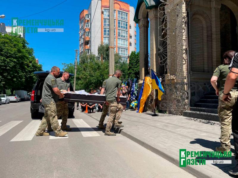 «Він пішов добровільно, сам обрав цей шлях»: у Кременчуці попрощалися із Захисником Артемом Чабанюком