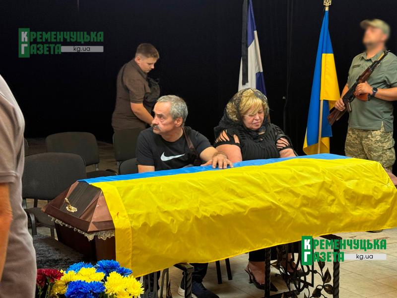 Навіки повернувся додому: Кременчук на колінах попрощався з воїном Артемом Комарчуком