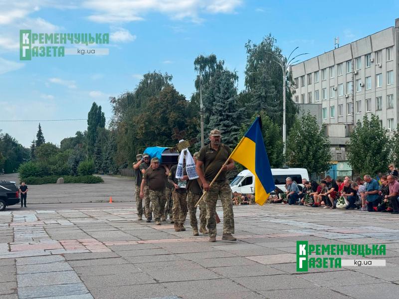 «Хлопці, бережіть себе»: у Кременчуці попрощалися з волонтером і воїном Валерієм Колесником