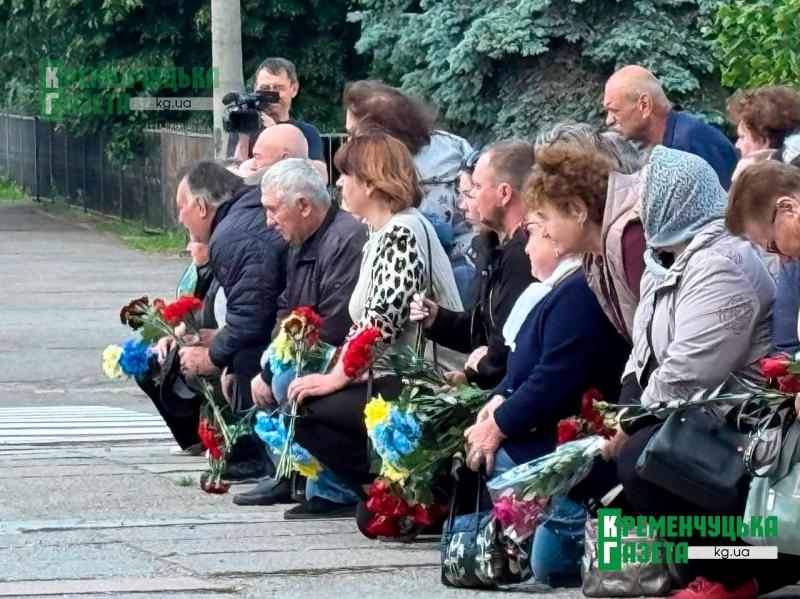 Нічого не боявся і пішов добровольцем: у Кременчуці попрощалися з полеглим захисником Олегом Овсієм
