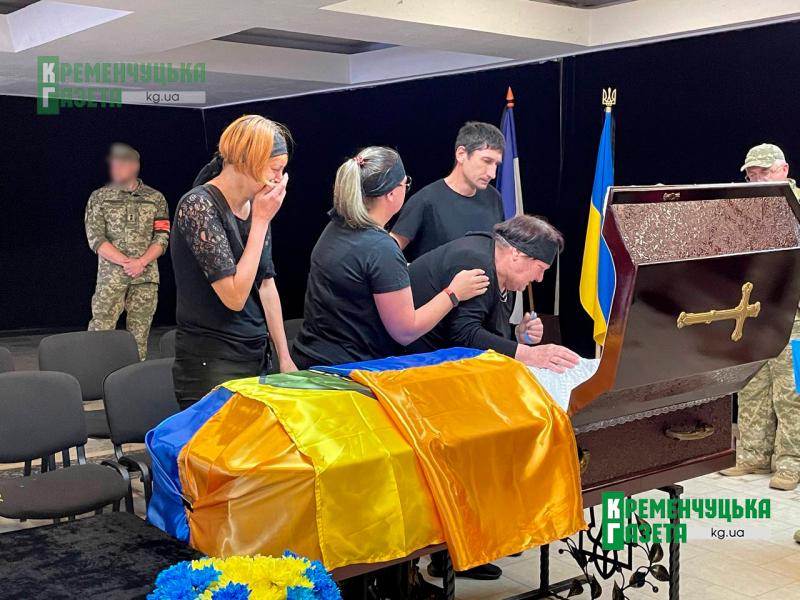 «Сашко був дуже позитивною, сміливою та інтелігентною людиною»: у Кременчуці в останню путь провели Захисника Олександра Шкапенка