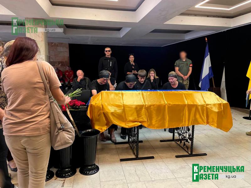 «Немає таких слів, які можуть загоїти рани...»: у Кременчуці попрощалися з Захисником Володимиром Божинським, якого довгі місяці вважали зниклим безвісти