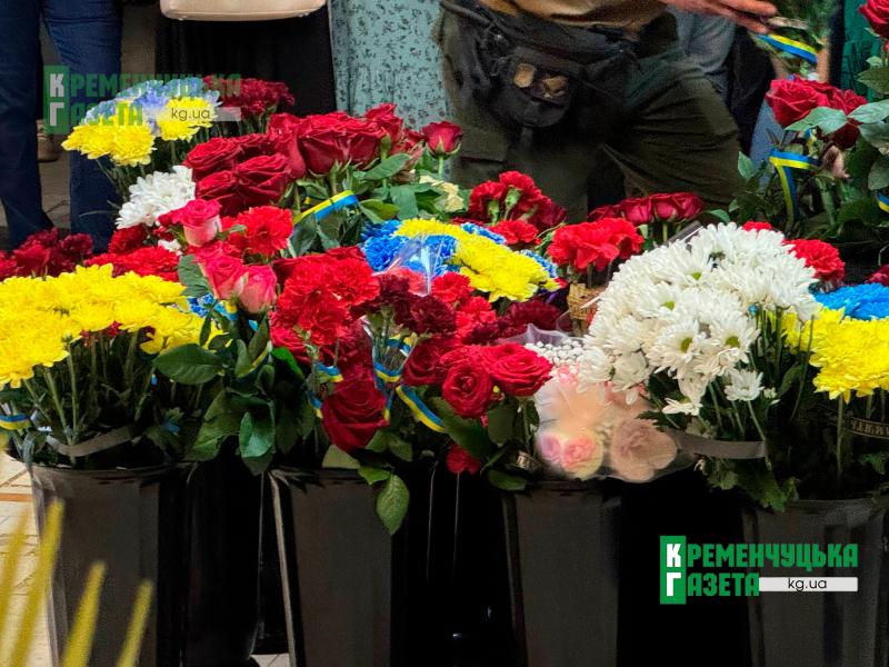 «Нарешті ти прийшов… Нарешті тебе привезли додому»: у Кременчуці попрощалися із Захисником Сергієм Копичком