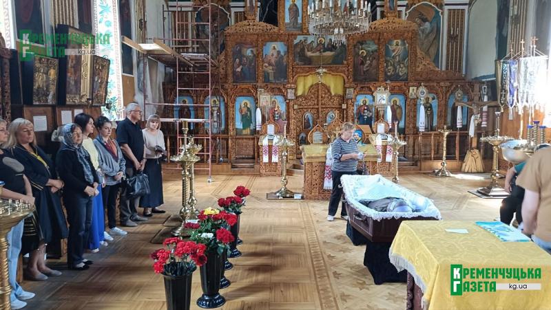 «Добрий, чесний, завжди вислухає»: у Кременчуці провели в останню путь захисника України Олексія Кухтіна