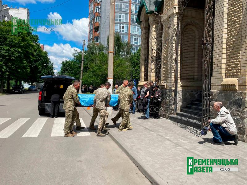 "Він дуже любив мотоцикли!" - у Кременчуці провели в останню путь Захисника Дмитра Козельського, який майже півтора року вважався зниклим