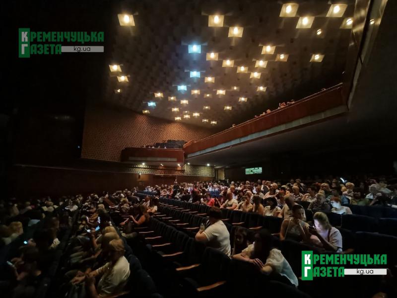 Після лікарні — на сцену Кременчука: Камалія співала про війну, свободу та збирала кошти на дрони