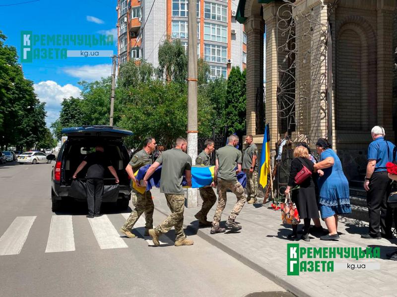 «Буду чекати його все життя»: у Кременчуці попрощалися із захисником Олександром Фроловим, який понад півтора року вважався безвісти зниклим