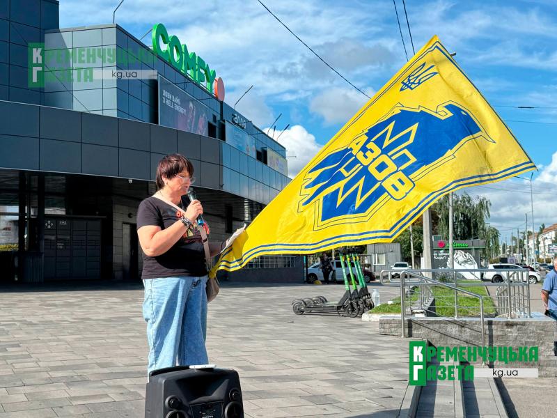 На декілька хвилин у центрі Кременчука зупинився рух: містяни вшанували пам’ять загиблих в Оленівці та всіх полеглих Захисників