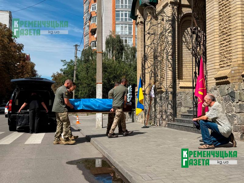 Добровольцем пішов на фронт у 2022-му: у Кременчуці попрощалися з воїном Миколою Стояновим