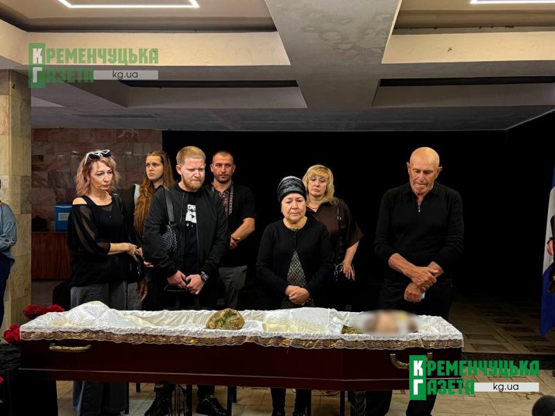 «Був добросовісною людиною та хорошим сином»: у Кременчуці провели в останню путь Іллю Шевченка