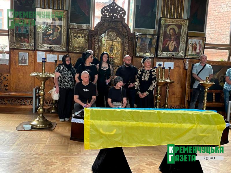 «Він назавжди залишиться в наших серцях»: у Кременчуці попрощалися з полеглим воїном Олегом Гринем, якого рік вважали зниклим безвісти