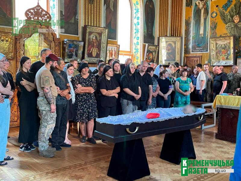 «Він пішов добровільно, сам обрав цей шлях»: у Кременчуці попрощалися із Захисником Артемом Чабанюком