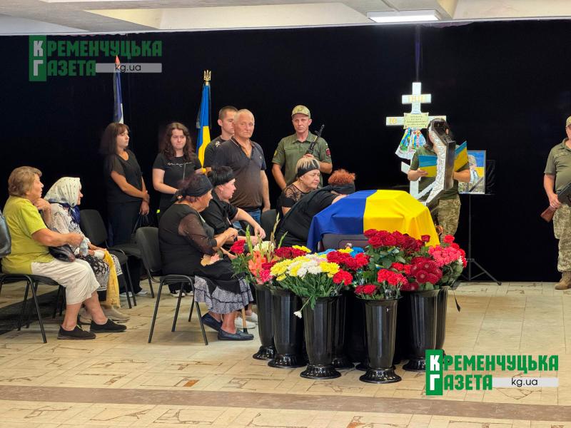 «Як я буду без тебе сама, зайчику мій…»: Кременчук на колінах провів у останню путь 32-річного воїна Богдана Череваня