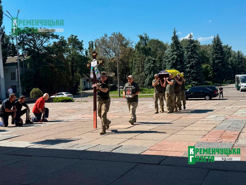 «Він добився, щоб його взяли на фронт»: у Кременчуці поховали 33-річного Захисника Івана Таценюка