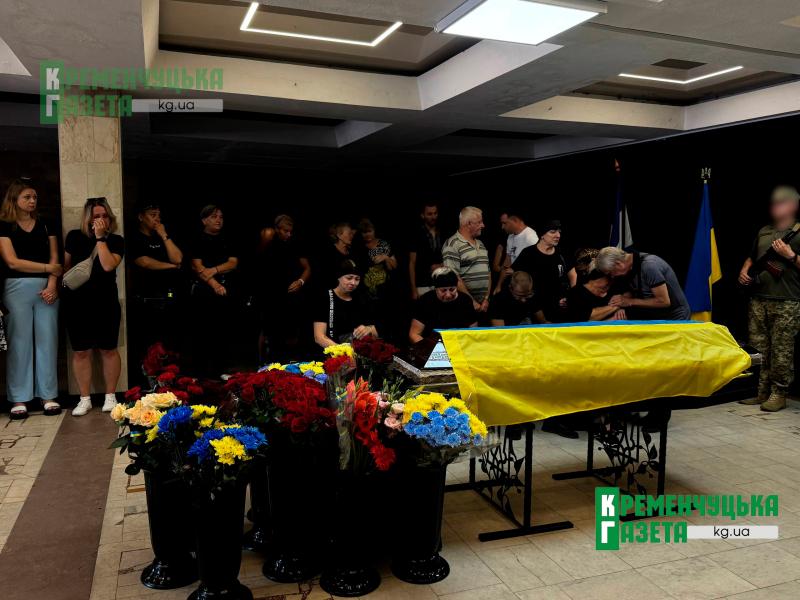 «Або він загине як герой, або буде Героєм України»: у Кременчуці провели в останню путь гранатометника Вячеслава Бурого