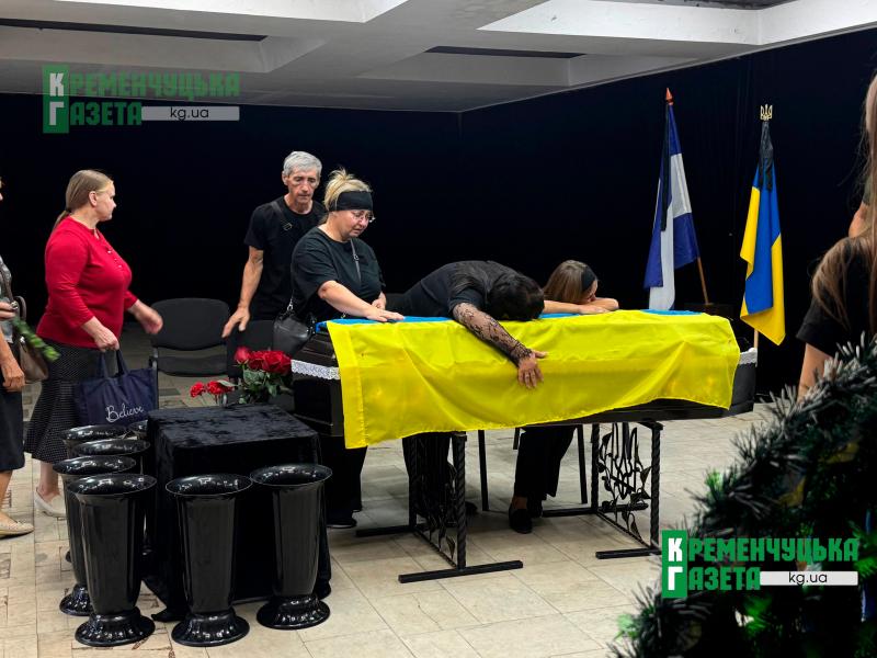 «Хлопці, бережіть себе»: у Кременчуці попрощалися з волонтером і воїном Валерієм Колесником