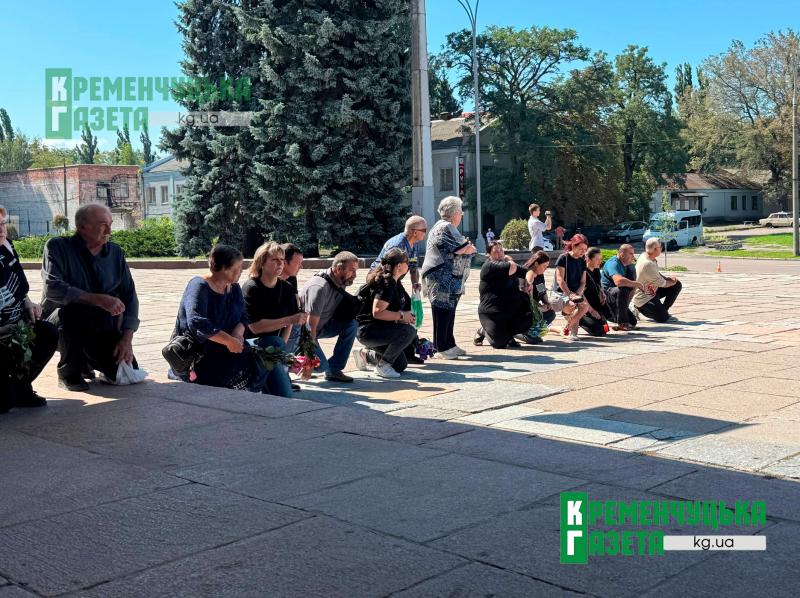 Навіки повернувся додому: Кременчук на колінах попрощався з воїном Артемом Комарчуком
