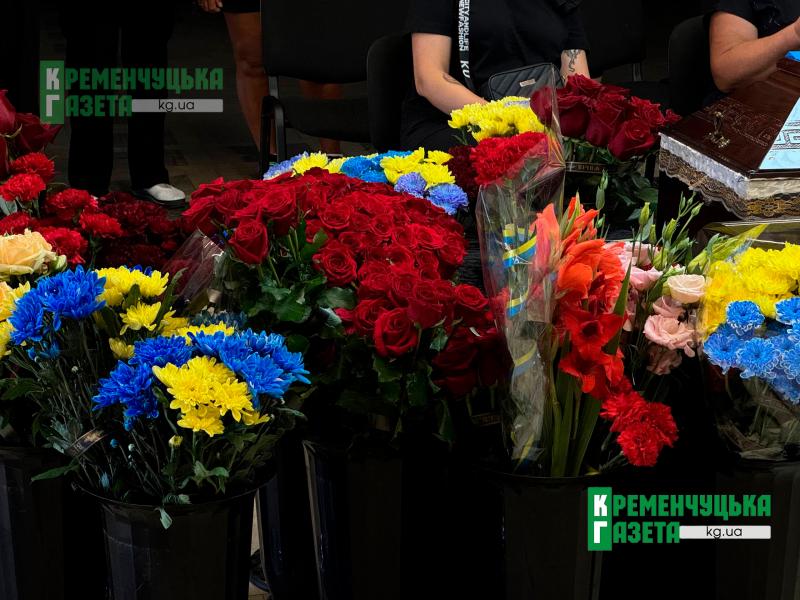 «Або він загине як герой, або буде Героєм України»: у Кременчуці провели в останню путь гранатометника Вячеслава Бурого