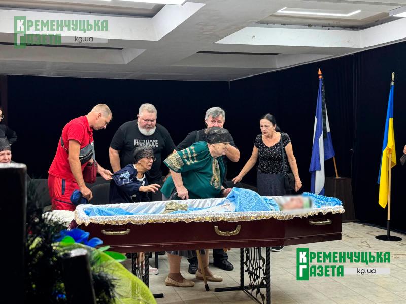 Кременчук провів в останню путь Романа Ведмедя — захисника, який став 22-м загиблим випускником гімназії №16