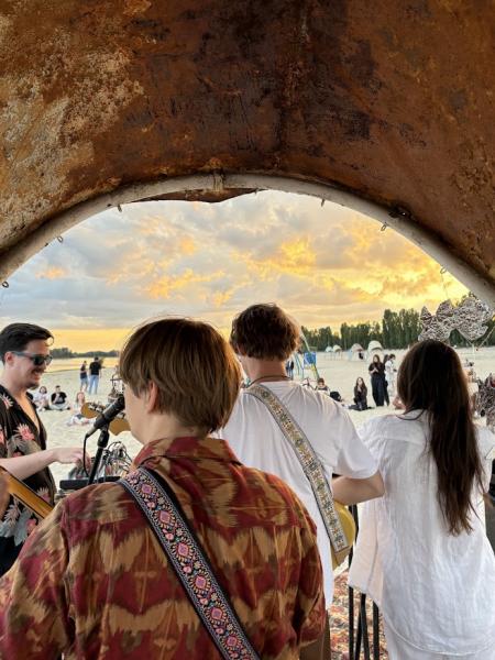 «Міраж» серед кременчуцьких пісків: на пляжі зіграли музиканти з Японії та України