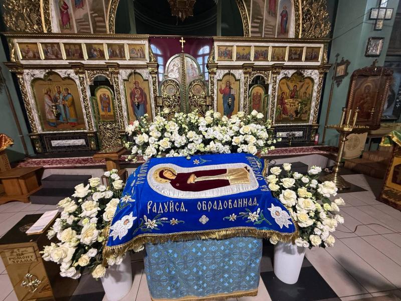 У Свято-Троїцькому соборі ПЦУ відзначили Успіння Божої Матері: віряни пройшли храмовою ходою з Плащаницею
