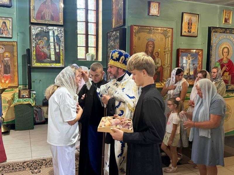 У Кременчуці у Свято-Троїцькому соборі ПЦУ відбулося Всенічне бдіння з виносом Плащаниці Божої Матері