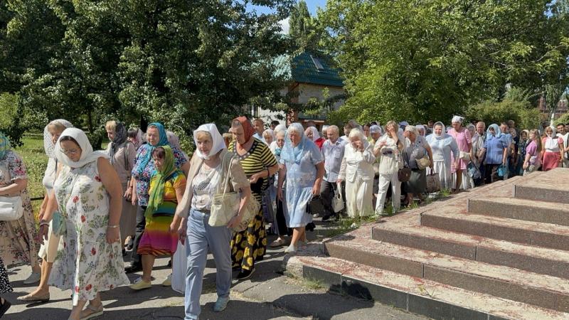 У Свято-Троїцькому соборі ПЦУ відзначили Успіння Божої Матері: віряни пройшли храмовою ходою з Плащаницею