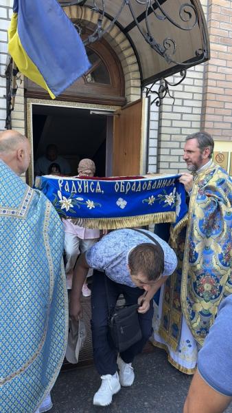 У Свято-Троїцькому соборі ПЦУ відзначили Успіння Божої Матері: віряни пройшли храмовою ходою з Плащаницею