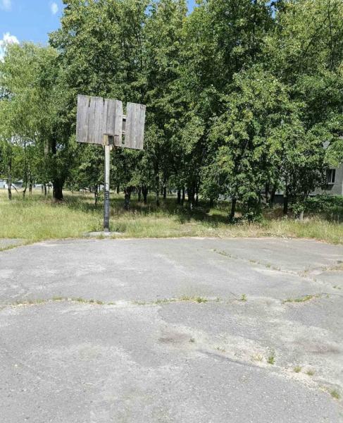 «Щити всі в дірках, поле заросло бур’яном»: мешканці Кременчука скаржаться на стан спортивного майданчика
