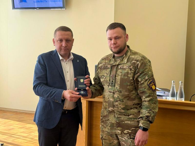 До Дня створення військової частини А4053 двох військових нагородили Нагрудним знаком Кременчуцької міської тергромади