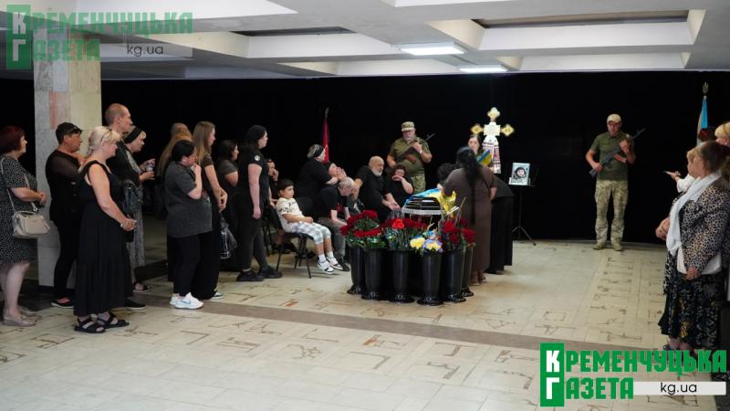 «Такі молоді хлопці не повинні гинути»: у Кременчуці попрощалися із 25-річним Захисником Владиславом Хоменком