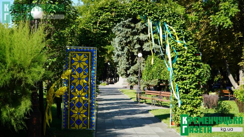 Живий океан вишиванок і синьо-жовті барви: як Кременчук відзначає 35-ту річницю Незалежності України