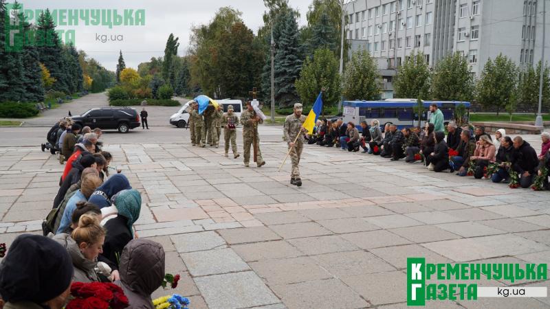 Довго чекали і вірили в диво: Кременчук попрощався із полеглим Захисником Віталієм Чечелем