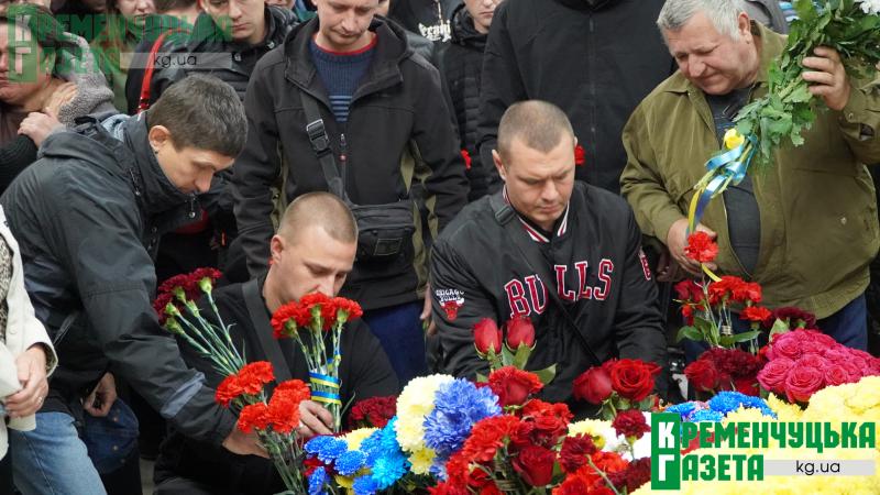 «За такими хлопцями мало бути велике майбутнє України»: у Кременчуці провели в останню путь нацгвардійця Вадима Котвицького