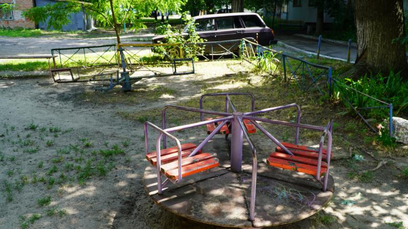 «Ракета вже вросла в дерево»: у Кременчуці приберуть старий дитячий майданчик