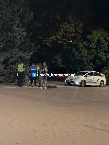 Кривавий вечір біля «Барбарису»: прогулянка кременчуцьким парком закінчилася для жінки переломом черепа