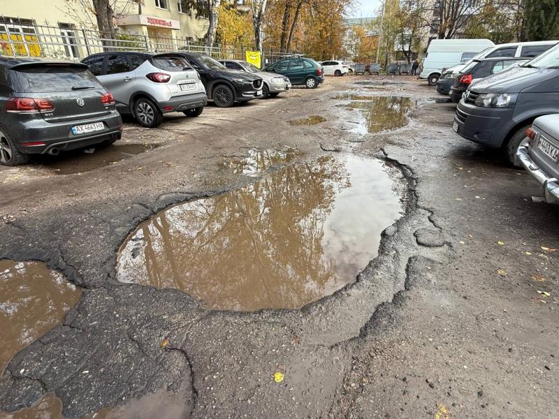 У Кременчуці — ями по коліно біля колишнього дому віцемерки, але ремонту нема