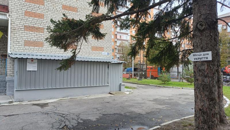 Діти на відрах, укриття затопило фекаліями: у Кременчуці батьки вимагають безпечне укриття для дитсадка №34, а отримують лише обіцянки