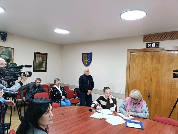 Без вивіски: депутати зробили зауваження орендарю зупинки «Пошта», що у Крюкові
