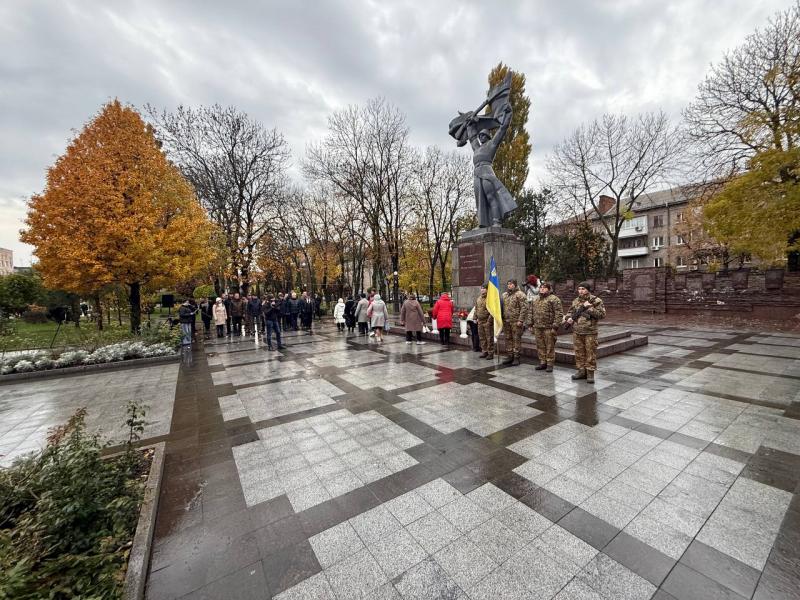 День вигнання нацистів з України: кременчужани поклали квіти до пам’ятника Воїну-визволителю