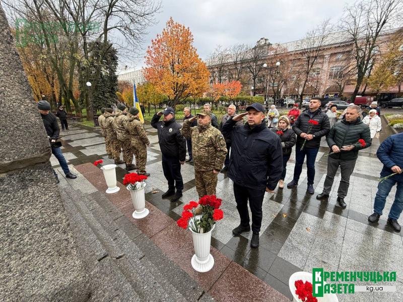 День вигнання нацистів з України: кременчужани поклали квіти до пам’ятника Воїну-визволителю