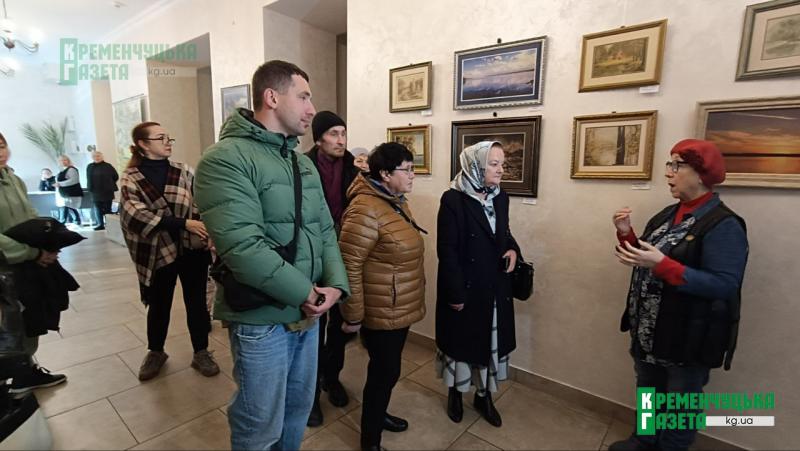 Невигадана історія: вдячна випускниця подарувала директору кременчуцької гімназії стіл із Франції