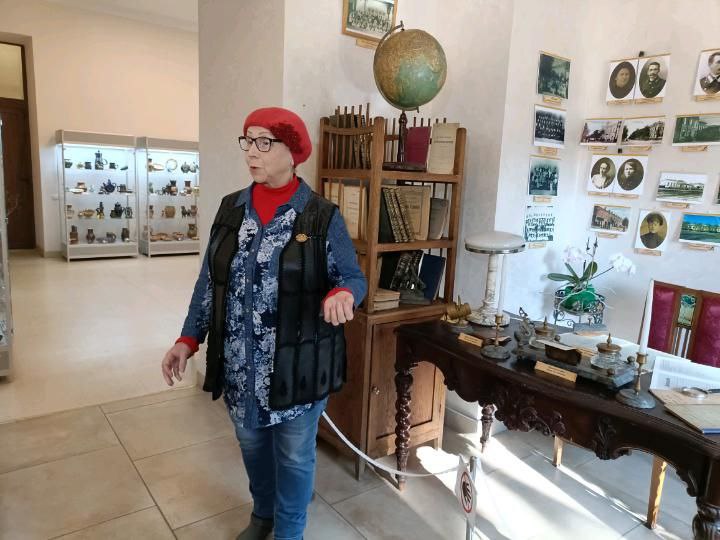 Невигадана історія: вдячна випускниця подарувала директору кременчуцької гімназії стіл із Франції