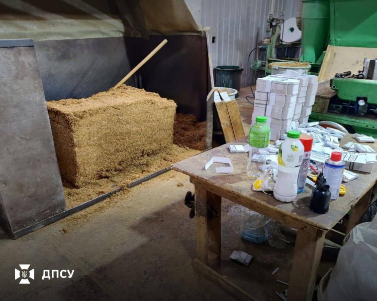 Підпільна фабрика смертоносного тютюну: у Кременчуці вилучено 38 тонн контрафакту на 50 млн грн