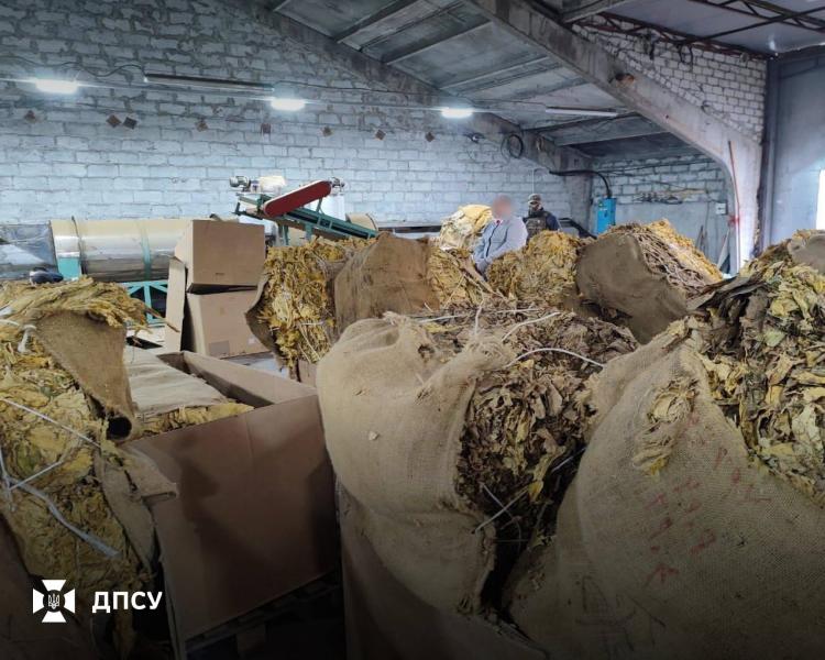 Підпільна фабрика смертоносного тютюну: у Кременчуці вилучено 38 тонн контрафакту на 50 млн грн