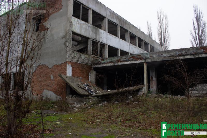 Закинуті згорілі та розграбовані корпуси ПТУ-16: реалії безгосподарності у Кременчуці