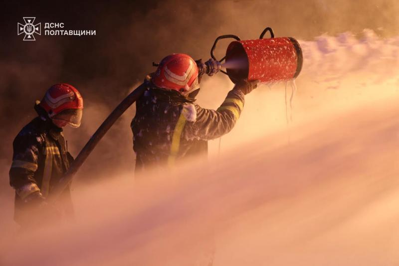 190 рятувальників і 50 одиниць техніки на ліквідації наслідків ударів по інфраструктурі Полтавщини